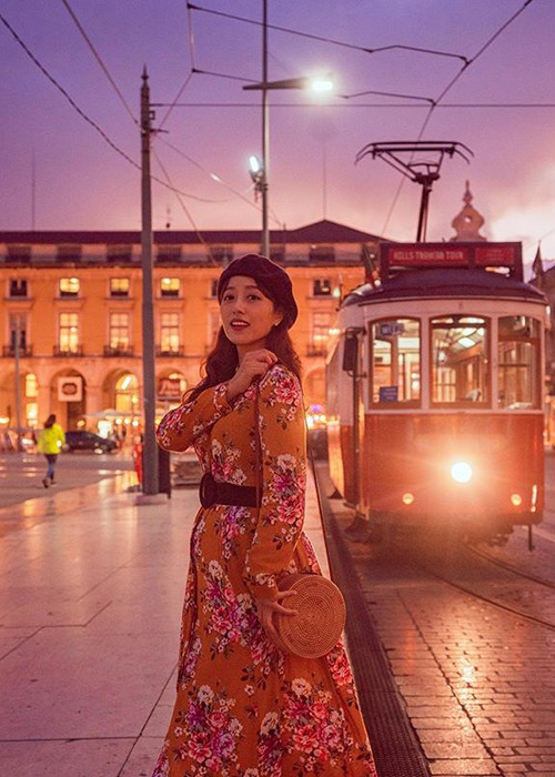 Ngoài đời, cô có gu thời trang trẻ trung.