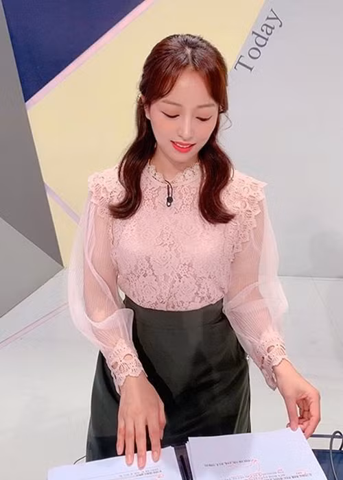 Im Hyun Joo khẳng định, cô thường chọn trang phục tối màu để không ai nhận ra cô không mặc áo ngực dẫn bản tin.