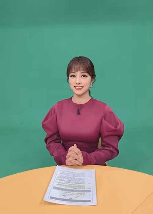 Nữ MC bày tỏ cô cảm thấy thoải mái khi không mặc áo ngực và điều này không ảnh hưởng đến công việc.