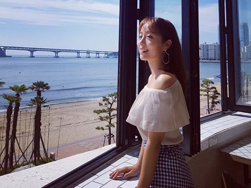 Hành động không mặc áo ngực khi lên sóng của nữ MC gây ra nhiều tranh cãi trong cộng đồng mạng tại Hàn Quốc.