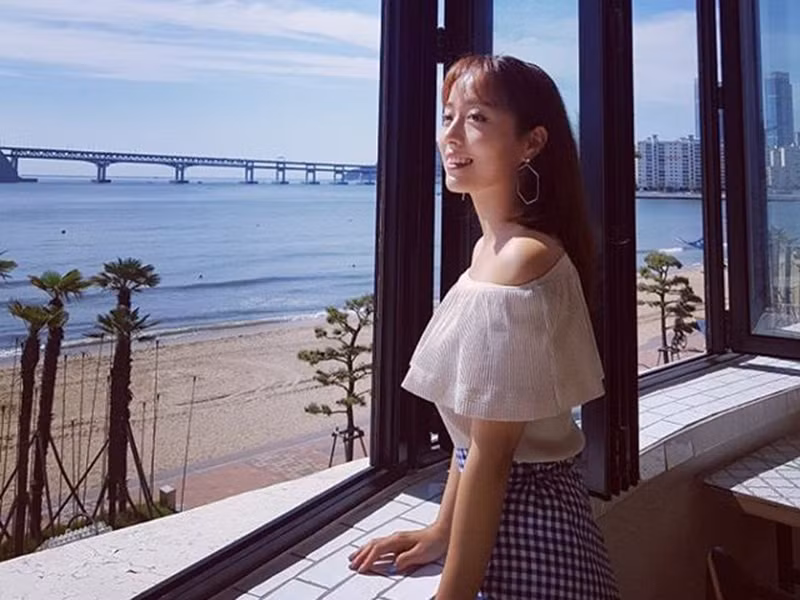 Hành động không mặc áo ngực khi lên sóng của nữ MC gây ra nhiều tranh cãi trong cộng đồng mạng tại Hàn Quốc.