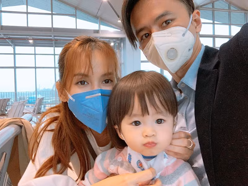 Tú Vi - Văn Anh luôn đeo khẩu trang cho con gái.