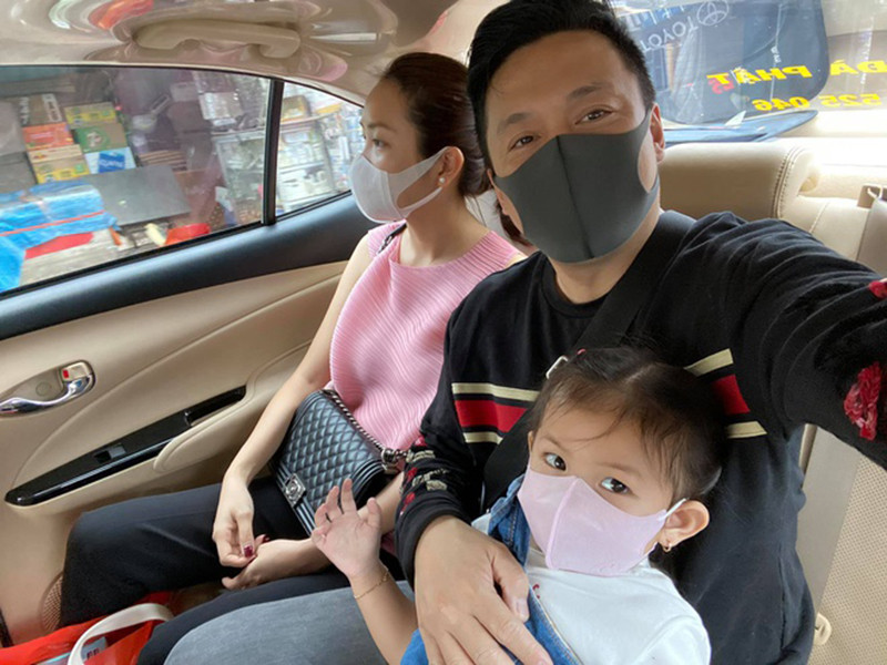 Trước dịch bệnh, vợ chồng Lam Trường cho con gái nghỉ học và đeo khẩu trang mỗi khi ra ngoài.
