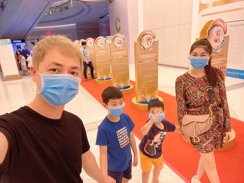 Tương tự, các con của Đăng Khôi cũng được bố mẹ chỉ cho cách đeo khẩu trang và thường xuyên rửa tay bằng xà phòng.