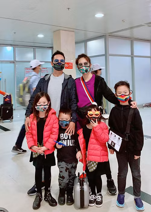 Lý Hải - Minh Hà còn hướng dẫn các con rửa tay với xà phòng, nước rửa tay diệt khuẩn để phòng chống bệnh dịch.