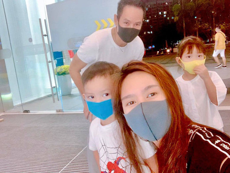 Vợ chồng Lý Hải bảo vệ các con bằng khẩu trang có thể giặt và sử dụng lại.