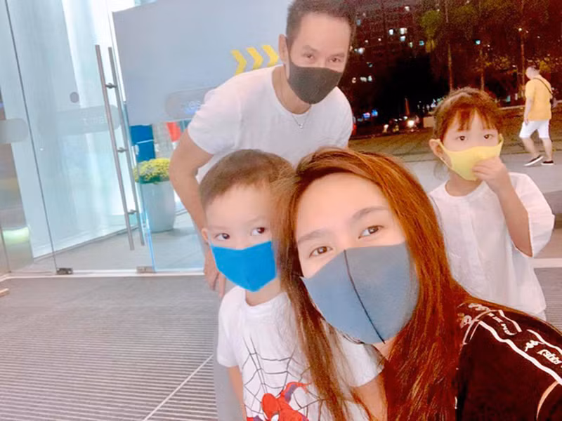 Vợ chồng Lý Hải bảo vệ các con bằng khẩu trang có thể giặt và sử dụng lại.