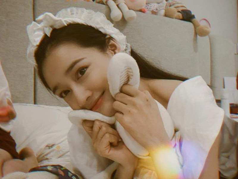 Trước diễn biến ngày càng phức tạp của bệnh viêm phổi cấp do virus Corona, Nhã Phương tìm mua khẩu trang cho con gái.