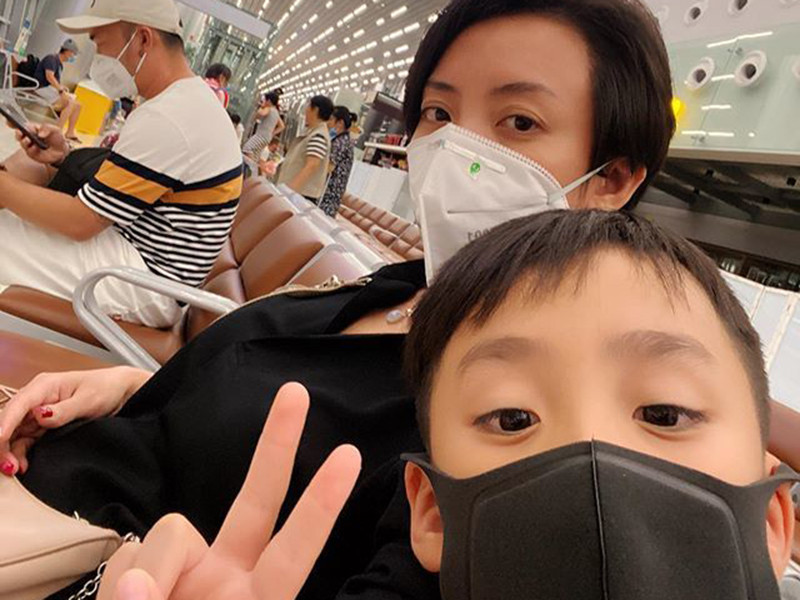 Gia đình Thu Trang - Tiến Luật kết thúc chuyến nghỉ dưỡng sớm trước dịch bệnh Corona.