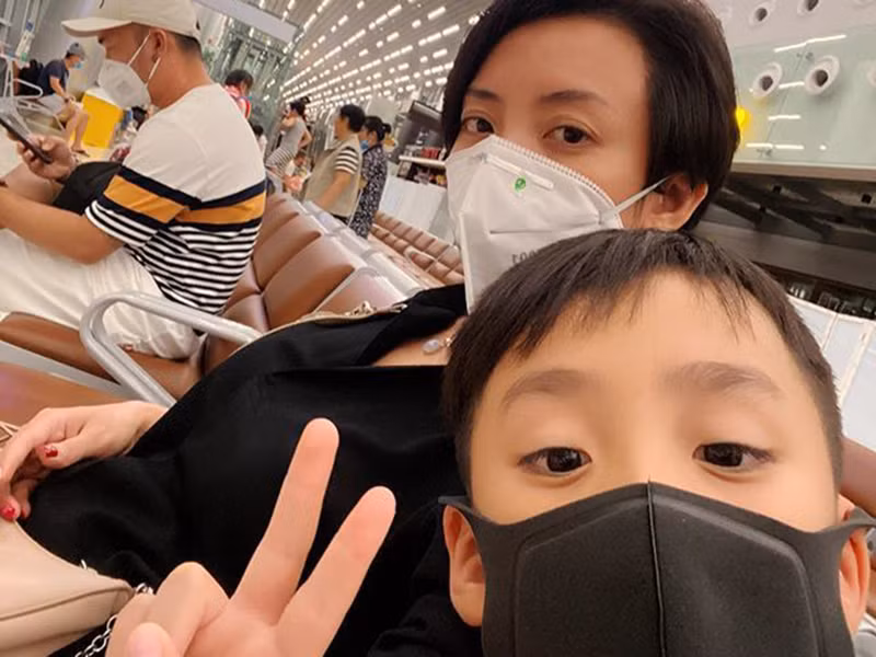 Gia đình Thu Trang - Tiến Luật kết thúc chuyến nghỉ dưỡng sớm trước dịch bệnh Corona.