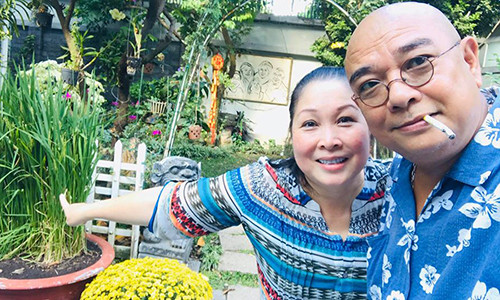 Vợ chồng Hồng Vân cho các con nghỉ học đồng thời giữ nhà cửa thông thoáng. "Mỗi buổi sáng, sau khi ngủ dậy, tôi thường mở toang tất cả cửa rồi xông bồ kết khô bằng than các phòng trong nhà", Hồng Vân cho hay.