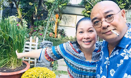 Vợ chồng Hồng Vân cho các con nghỉ học đồng thời giữ nhà cửa thông thoáng. "Mỗi buổi sáng, sau khi ngủ dậy, tôi thường mở toang tất cả cửa rồi xông bồ kết khô bằng than các phòng trong nhà", Hồng Vân cho hay.