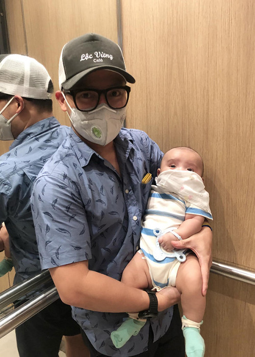 Vợ của Tiến Đạt cho biết, khăn sữa sau khi sử dụng sẽ giặt liền bằng nước nóng hơn 60 độ để diệt khuẩn.