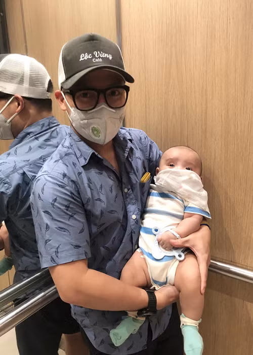 Vợ của Tiến Đạt cho biết, khăn sữa sau khi sử dụng sẽ giặt liền bằng nước nóng hơn 60 độ để diệt khuẩn.