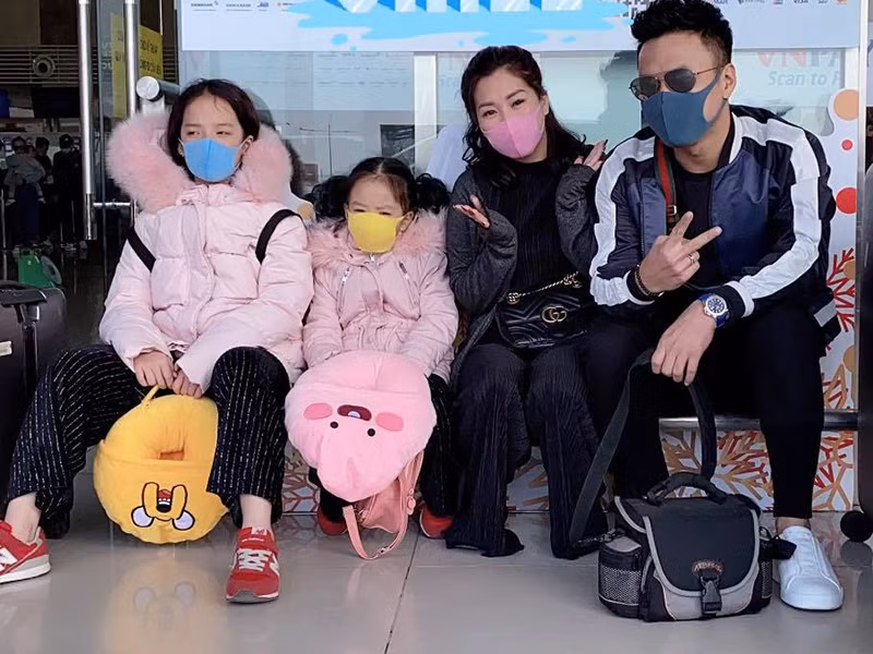 Vợ chồng Hồng Đăng cùng các con đeo khẩu trang để du xuân an toàn.