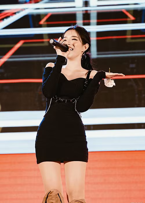 Sau “24h”, LyLy đầu quân vào công ty của Châu Đăng Khoa. “Anh Khoa là người luôn bên cạnh và cho tôi những lời khuyên chân thành”, nữ ca sĩ nói.