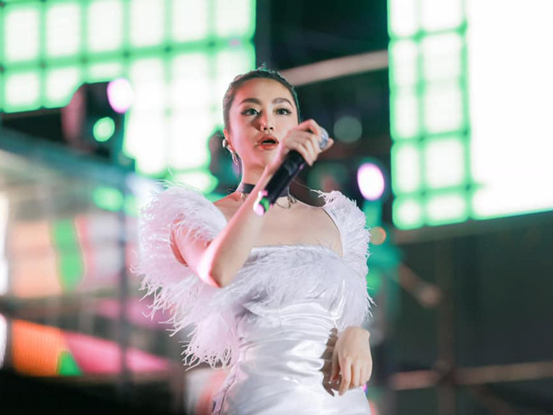 Sau Nhân tố bí ẩn, Orange không có hoạt động nghệ thuật nào chú ý. Cô đi hát ở những phòng trà nhỏ để trang trải cuộc sống và có lúc nghĩ mình sẽ nghỉ hát.