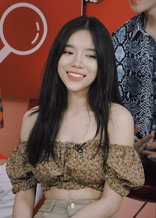 Nữ ca sĩ 9X từng tham gia chương trình "Sing my song" mùa 2 và là thành viên của đội HLV Đức Trí. Tuy nhiên, lúc đó, LyLy vẫn chưa để lại ấn tượng trong mắt khán giả.