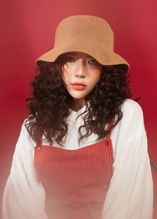 Cũng thuộc công ty của Châu Đăng Khoa giống Orange, LyLy tên thật là Nguyễn Hoàng Ly. Cô là nhạc sĩ kiêm ca sĩ.