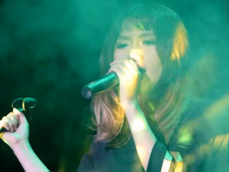 Đúng lúc Orange thất vọng nhất thì cô được gặp nhạc sĩ Châu Đăng Khoa. "Chính anh là người đã mở ra cho tôi những cánh cửa mới và đưa tôi đến thành công như ngày hôm nay", Orange nói.