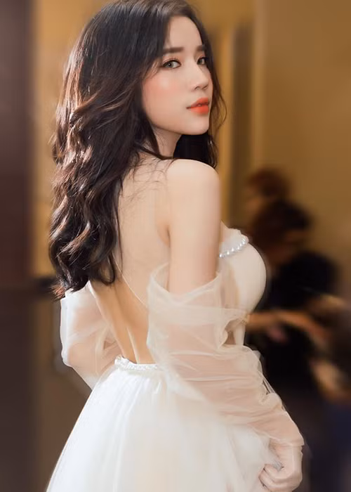 LyLy trở nên nổi tiếng khi ra mắt ca khúc “24h” kết hợp cùng Magazine năm 2018. Chỉ trong vòng một tháng, “24h” đã chạm mốc 14 triệu lượt xem trên Youtube.