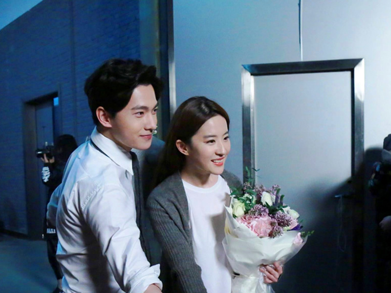 Dù không tương tác tốt trên phim nhưng tại các sự kiện quảng bá, cả hai lại có những hành động dành cho nhau rất tình cảm.