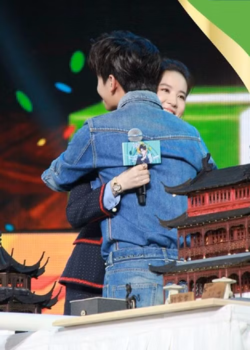 Không ít người hoài nghi mối quan hệ giữa Lưu Diệc Phi và Dương Dương không chỉ dừng ở mức đồng nghiệp.