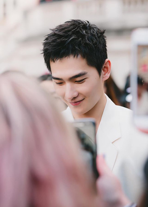 Nam diễn viên sinh năm 1991 sở hữu gương mặt điển trai, vóc dáng cao ráo.