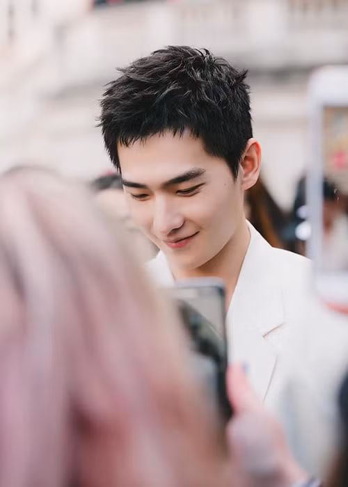 Nam diễn viên sinh năm 1991 sở hữu gương mặt điển trai, vóc dáng cao ráo.