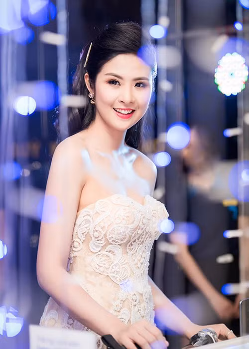 Nàng hoa hậu sinh năm 1989 hiện theo đuổi công việc thiết kế áo dài.