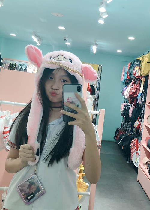 Con gái của giọng ca "Trống vắng" càng lớn càng ăn mặc điệu đà, hợp mốt.