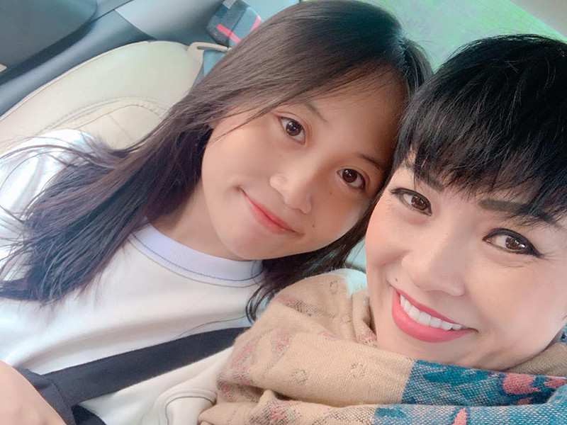 Hàng ngày, khi con tan học, nữ ca sĩ phải đội nón lá rồi lặng lẽ đón con từ trường về nhà.