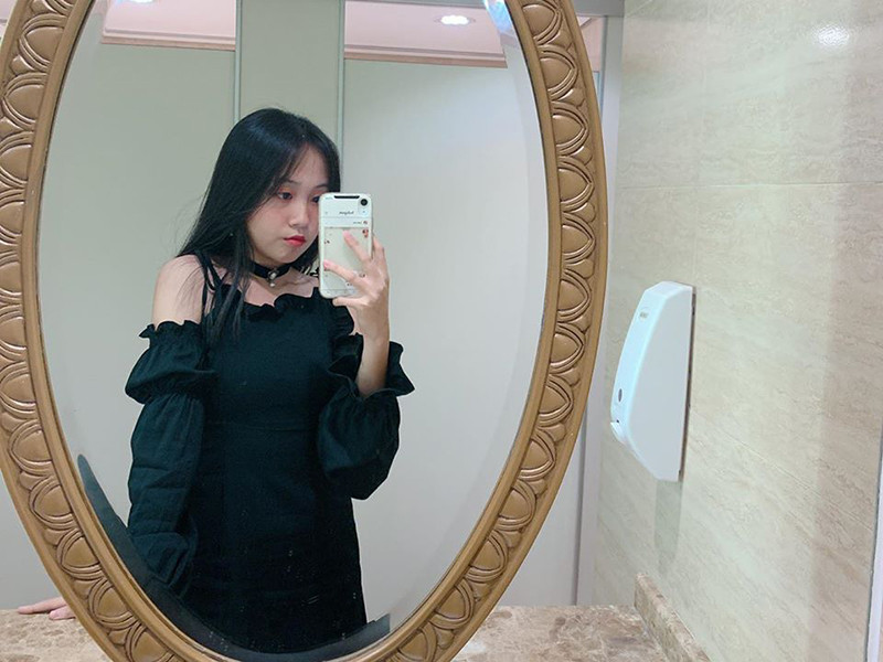 “Chị Gà ơi xinh quá. Trời ơi, chị Gà nhà em phải không cả nhà ơi? Hôm nay đi chơi, lén lút đánh phấn xíu mà em nhìn không ra luôn", Phương Thanh chia sẻ.