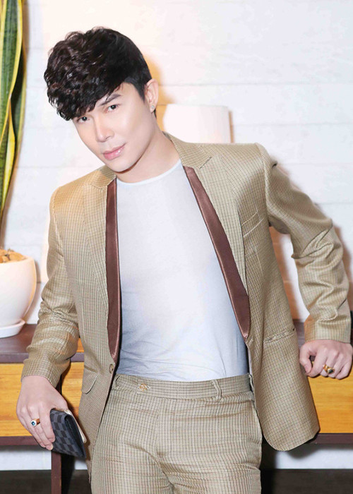 Trong một lần dự sinh nhật Lý Nhã Kỳ, nam ca sĩ gây choáng với nhẫn đôi trị giá lên đến 9 tỷ đồng. Ảnh: Thời đại