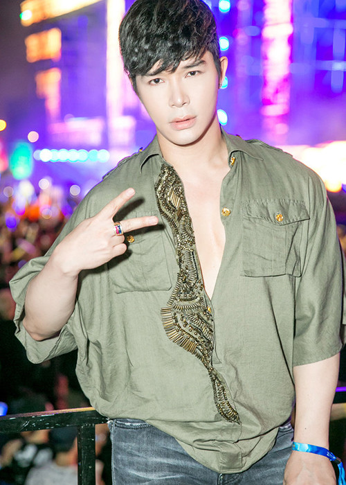 Nathan Lee còn sở hữu chiếc nhẫn bằng vàng khối nạm 10 viên ngọc ruby và sapphire cùng 30 viên kim cương nhỏ trị giá hơn 6,7 tỷ đồng. Ảnh: Saostar