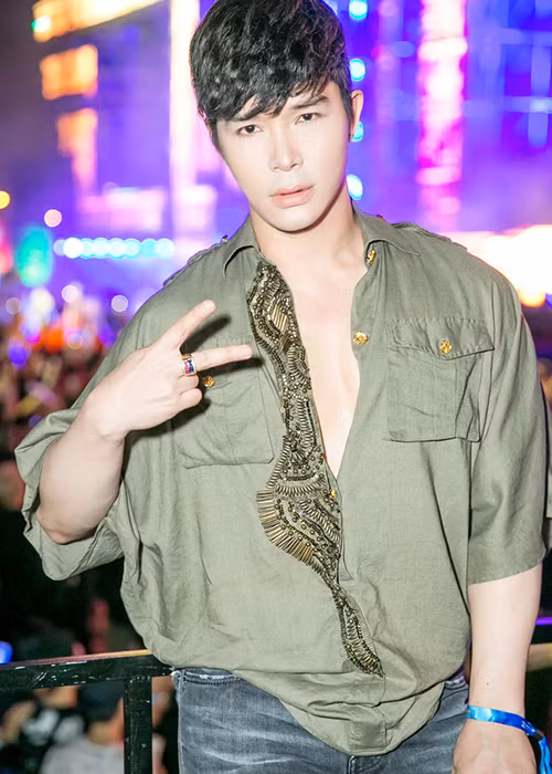 Nathan Lee còn sở hữu chiếc nhẫn bằng vàng khối nạm 10 viên ngọc ruby và sapphire cùng 30 viên kim cương nhỏ trị giá hơn 6,7 tỷ đồng. Ảnh: Saostar