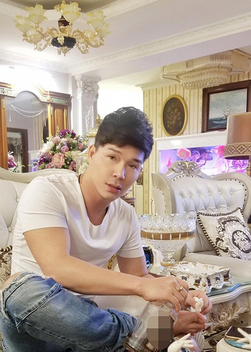 Lời chia sẻ thường sử dụng rượu whisky 25 năm tuổi để rửa chân cũng chứng tỏ cuộc sống giàu có của Nathan Lee.