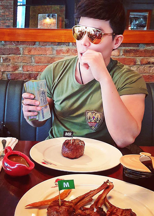 Trong giới nghệ sĩ, Nathan Lee thân thiết với hai mỹ nhân giàu có là Mỹ Lệ và Lý Nhã Kỳ.