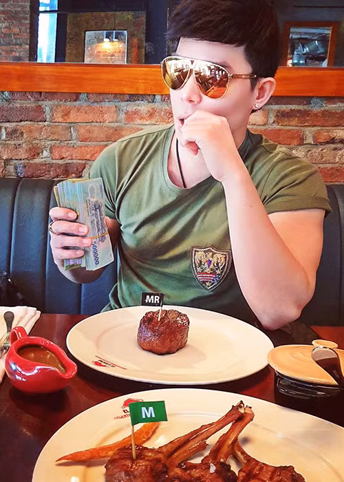 Trong giới nghệ sĩ, Nathan Lee thân thiết với hai mỹ nhân giàu có là Mỹ Lệ và Lý Nhã Kỳ.