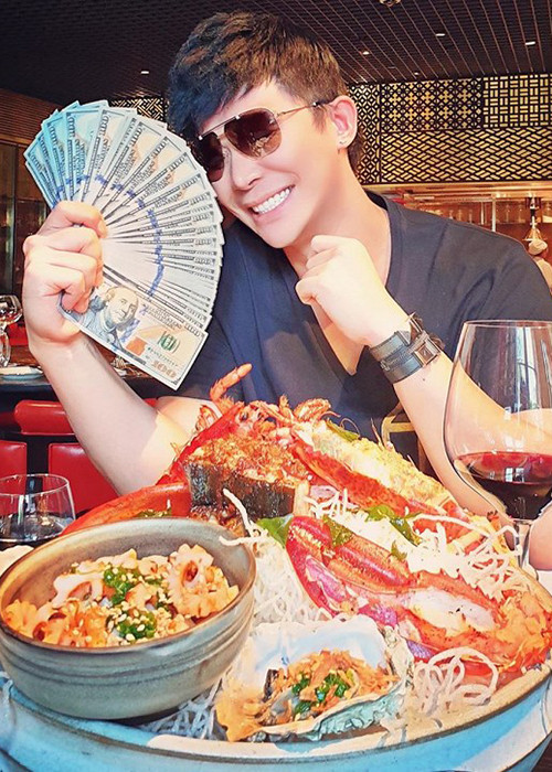 Bạn bè của Nathan Lee rất thành công, giàu có nên nam ca sĩ cho biết bản thân phải cố gắng nhiều hơn nữa.