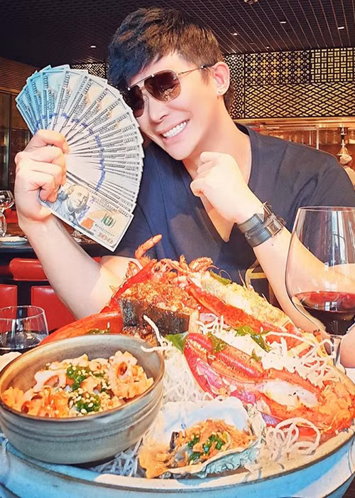 Bạn bè của Nathan Lee rất thành công, giàu có nên nam ca sĩ cho biết bản thân phải cố gắng nhiều hơn nữa.