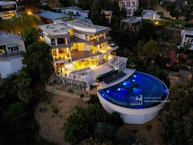 Theo Tri thức trẻ, mục tiêu của nam ca sĩ là mỗi nước có một căn nhà. Hiện tại, có những nước, anh đã có đến hai căn nhà. Nathan Lee chia sẻ thêm: "Nhiều căn tôi mua xong bỏ trống suốt mấy năm qua, cho thuê cũng phải vài tỷ. Thậm chí, tôi mua nhiều bất động sản đến nỗi quên mình có bao nhiêu căn". Ảnh: Yan