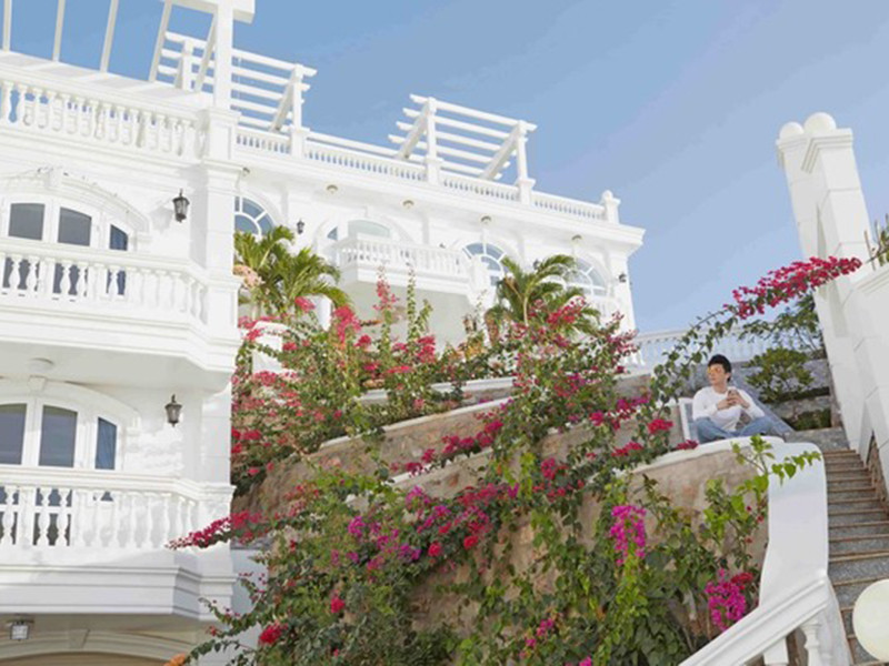 Biệt thự xây trên khu đất rộng 6.000 m2, hướng ra mặt biển và là nơi nghỉ dưỡng của gia đình Nathan Lee. Ảnh: Ngôi sao