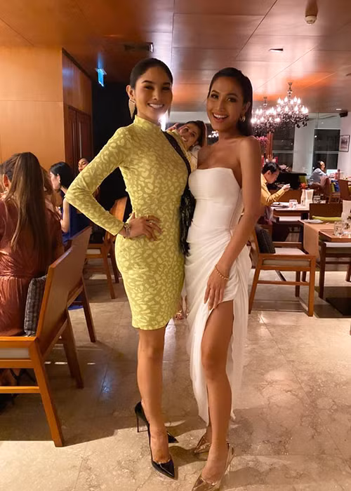 Đại diện Việt Nam đọ vẻ quyến rũ cùng người đẹp đến từ Malaysia - Wanie Mohtar.