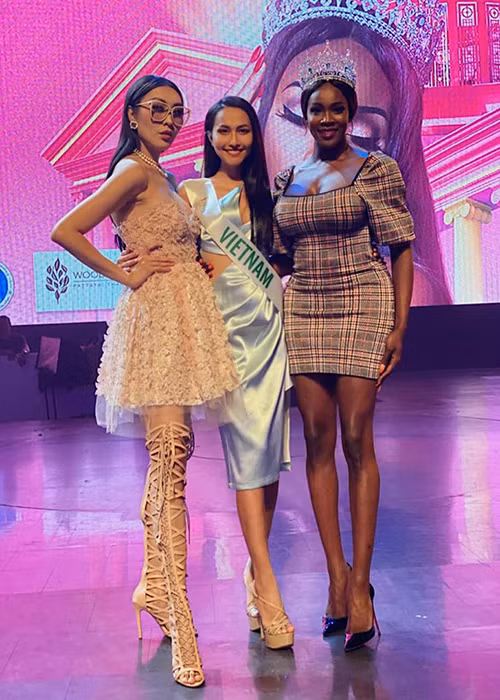 Hoài Sa khoe vẻ rạng rỡ bên đương kim Hoa hậu Chuyển giới Quốc tế Jazell Barbie Royal.