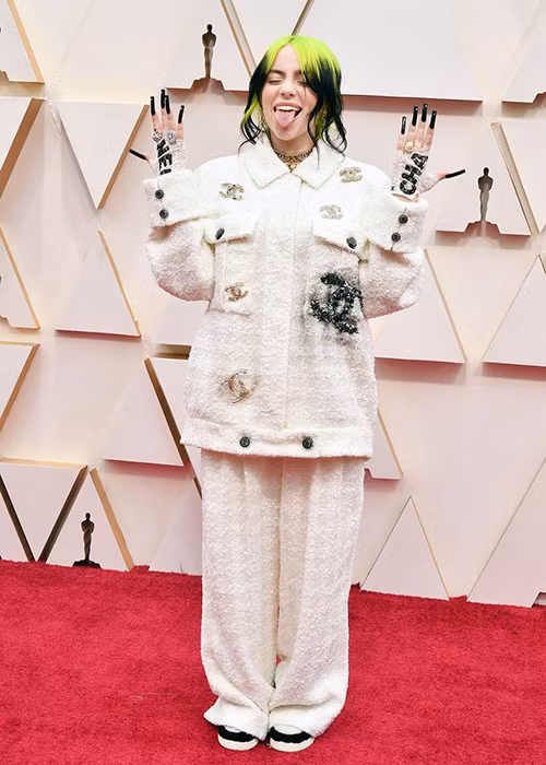 Cô là ca sĩ trình diễn trên sân khấu Oscar 2020.