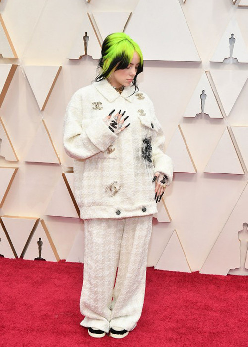 Nữ ca sĩ trẻ khoe bộ móng tay đen đính hạt thủy tinh đang được giới trẻ yêu thích.