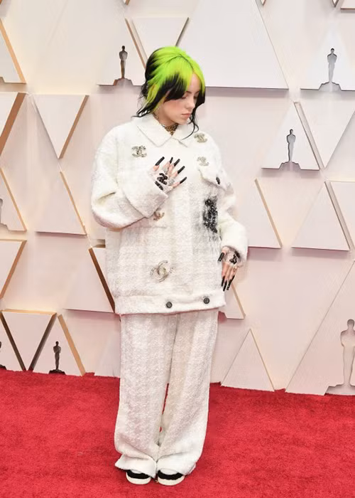 Nữ ca sĩ trẻ khoe bộ móng tay đen đính hạt thủy tinh đang được giới trẻ yêu thích.