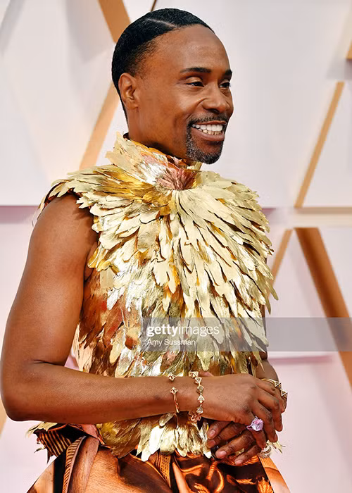 Tài tử khiến nhiều người ngạc nhiên với bộ trang phục theo chủ đề rồng.