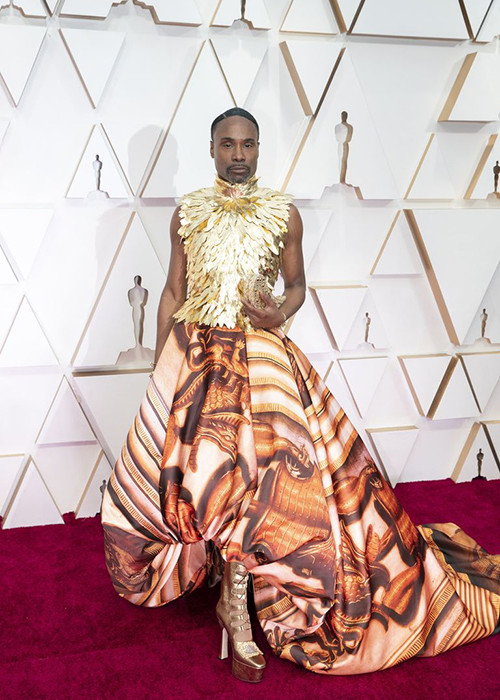 Nam ca sĩ đồng tính diện áo tank-top bằng vàng kết hợp với chân váy satin in 3D.